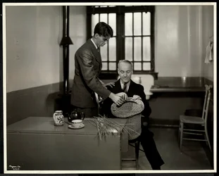 Mann unterrichtet einen anderen Mann im Korbflechten bei der New York Association for the Blind, 111 East 59th Street, New York, 1931